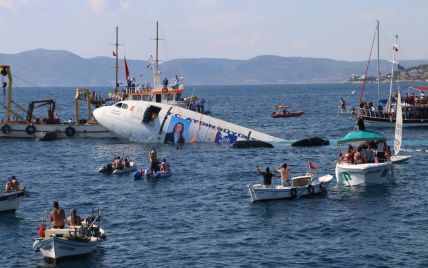 З'явилося відео, як у Туреччині на втіху туристам затопили літак