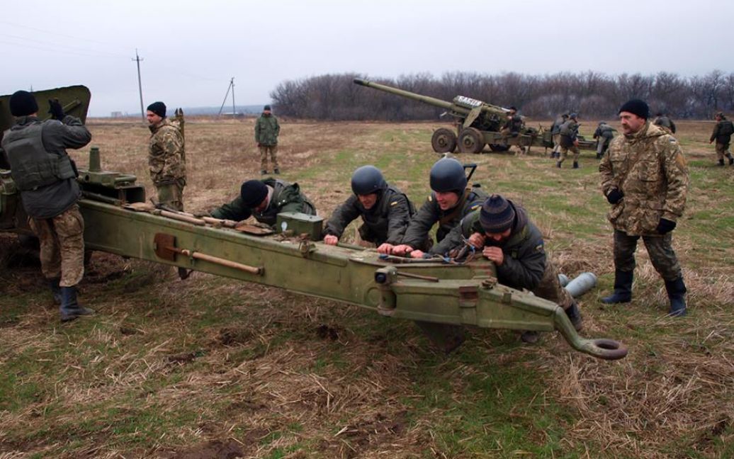 Артилеристи щодня відпрацьовують злагодженість своїх дій. / © Facebook/прес-центр штабу АТО