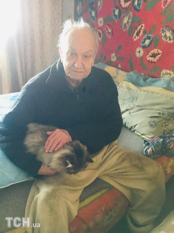 Дідусь зі своїм котиком Тохою