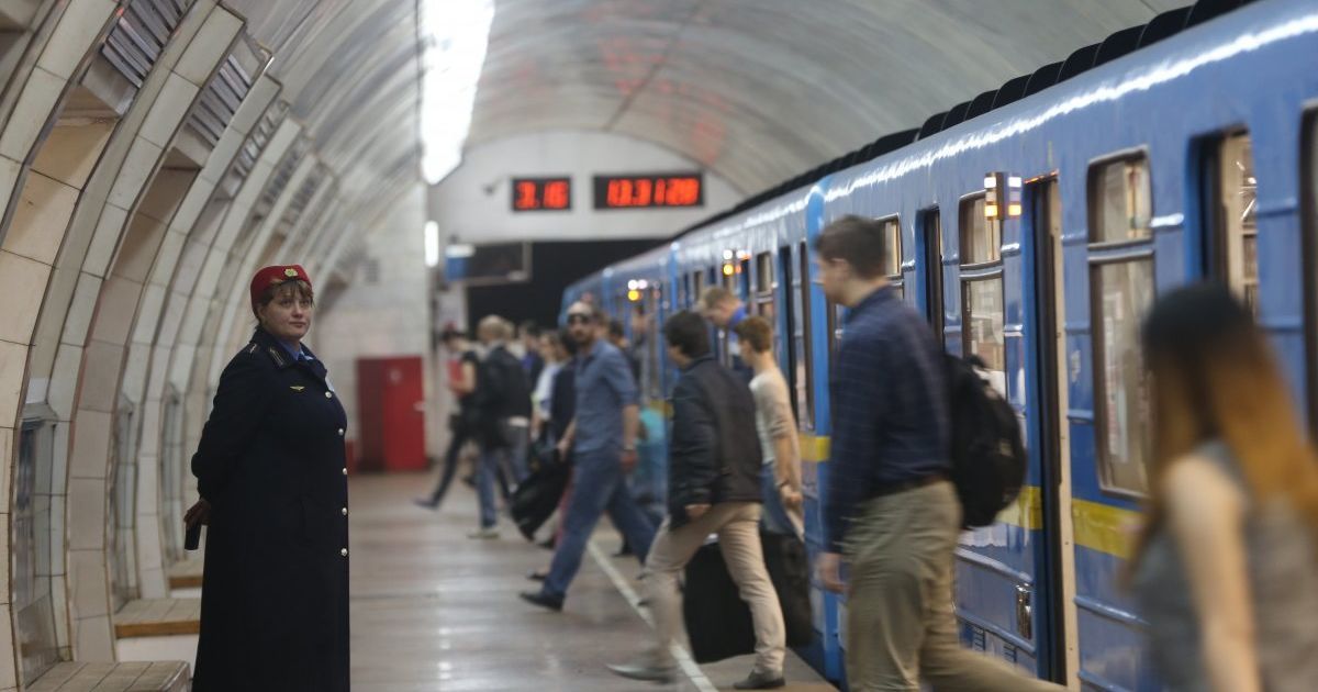 В Киеве "заминировали" весь метрополитен. Станции начинают закрывать