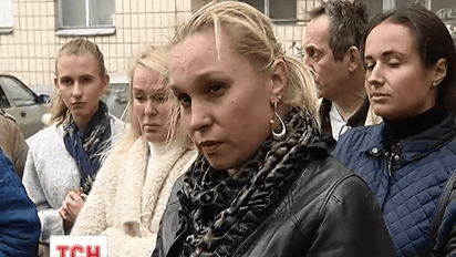 Родители жалуются, что столичной гимназией уже месяц руководит муж директора