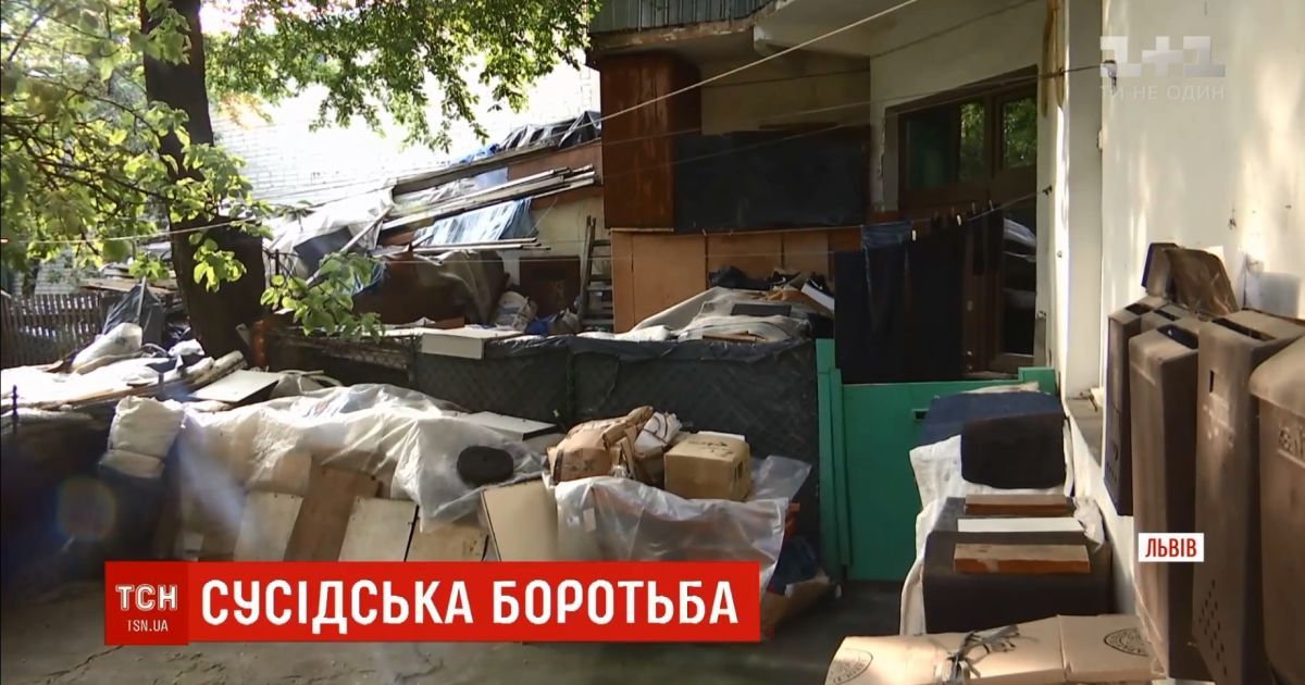 Львовянин, из квартиры которого вывезли 10 тонн мусора, снова завалил жилище хламом