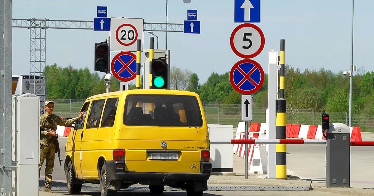 Виїзд за кордон чоловіків призовного віку: Кабінет міністрів обмежив терміни перебування