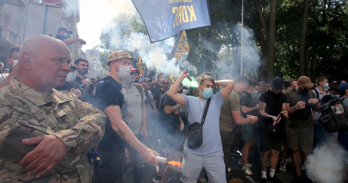 Активісти Нацкорпусу напали на атовця під час акції на Банковій: постраждалий працює оператором на 1+1