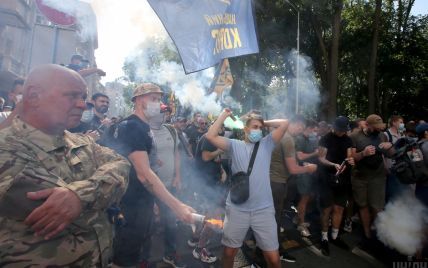 Активісти Нацкорпусу напали на атовця під час акції на Банковій: постраждалий працює оператором на 1+1