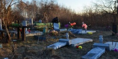У Росії діти від нудьги розгромили кладовище і поцупили з могили іграшки