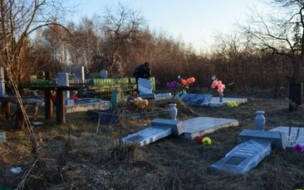 У Росії діти від нудьги розгромили кладовище і поцупили з могили іграшки