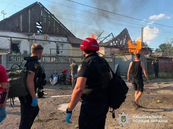 РФ двічі атакувала Запоріжжя керованими авіабомбами. / © Національна поліція України