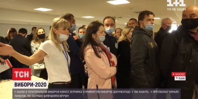 На ногах по півтори доби: у Львові члени дільничних комісій утворили довжелезні черги