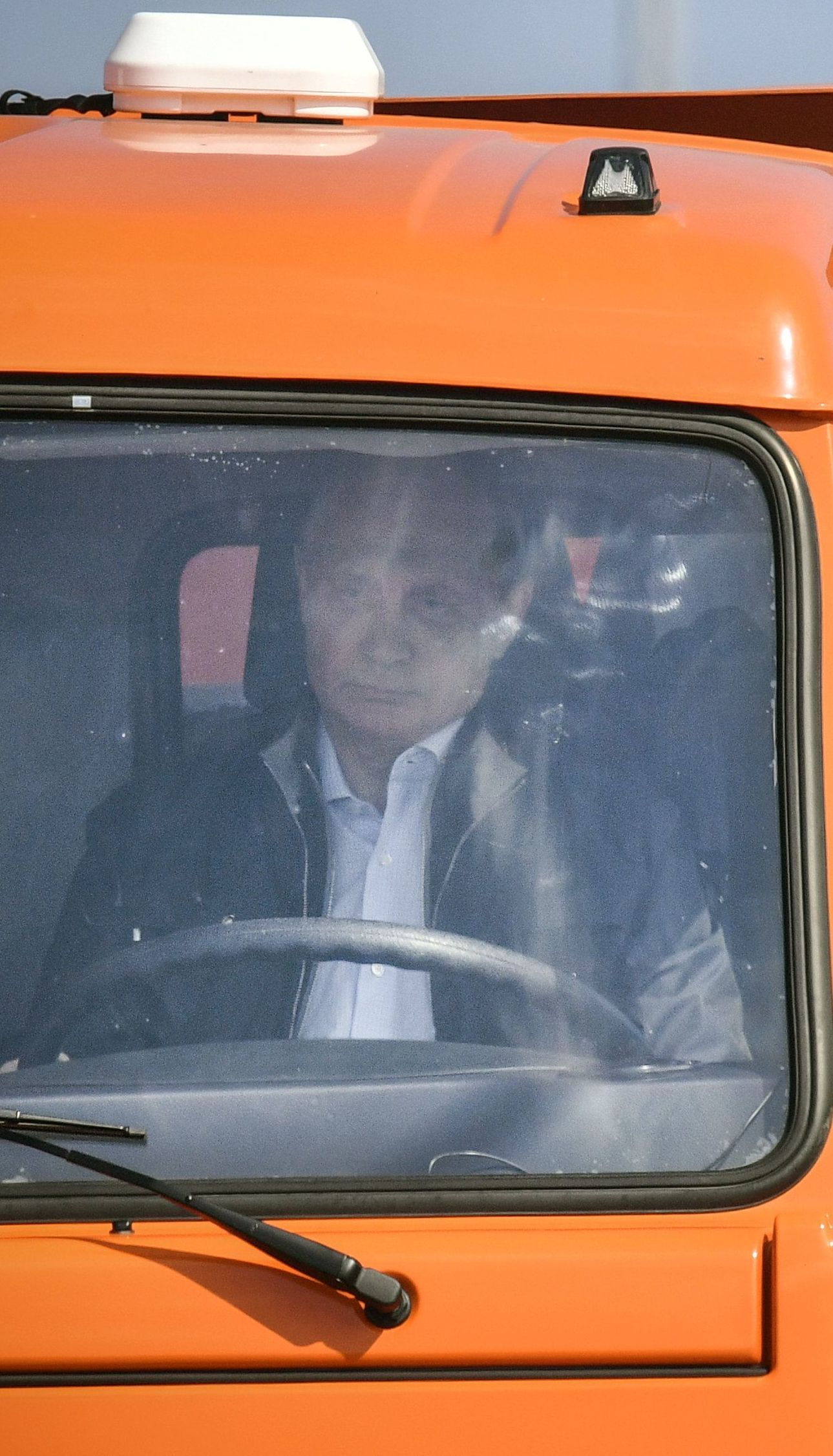 Путін їхав за кермом вантажівки / © Reuters