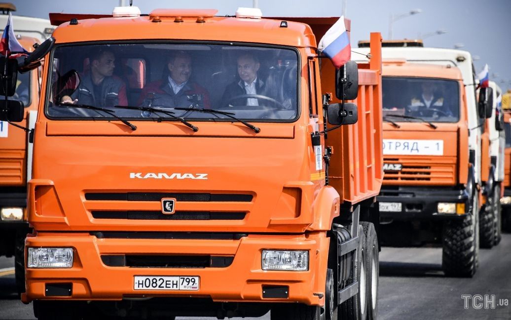 Путін їхав за кермом вантажівки / © Reuters