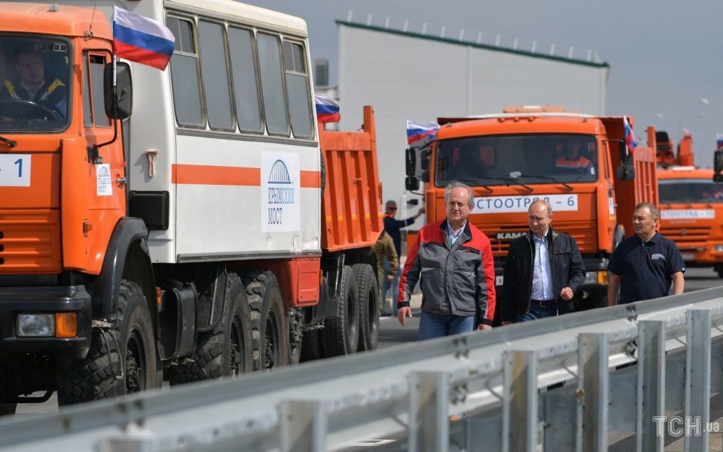 Путін їхав за кермом вантажівки / © Reuters