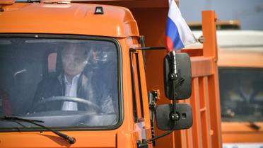 Путин ехал за рулем грузовика / © Reuters