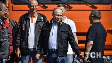 Путин ехал за рулем грузовика / © Reuters