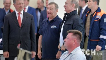 Путин ехал за рулем грузовика / © Reuters