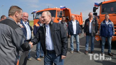 Путин ехал за рулем грузовика / © Reuters