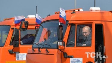 Путин ехал за рулем грузовика / © Reuters