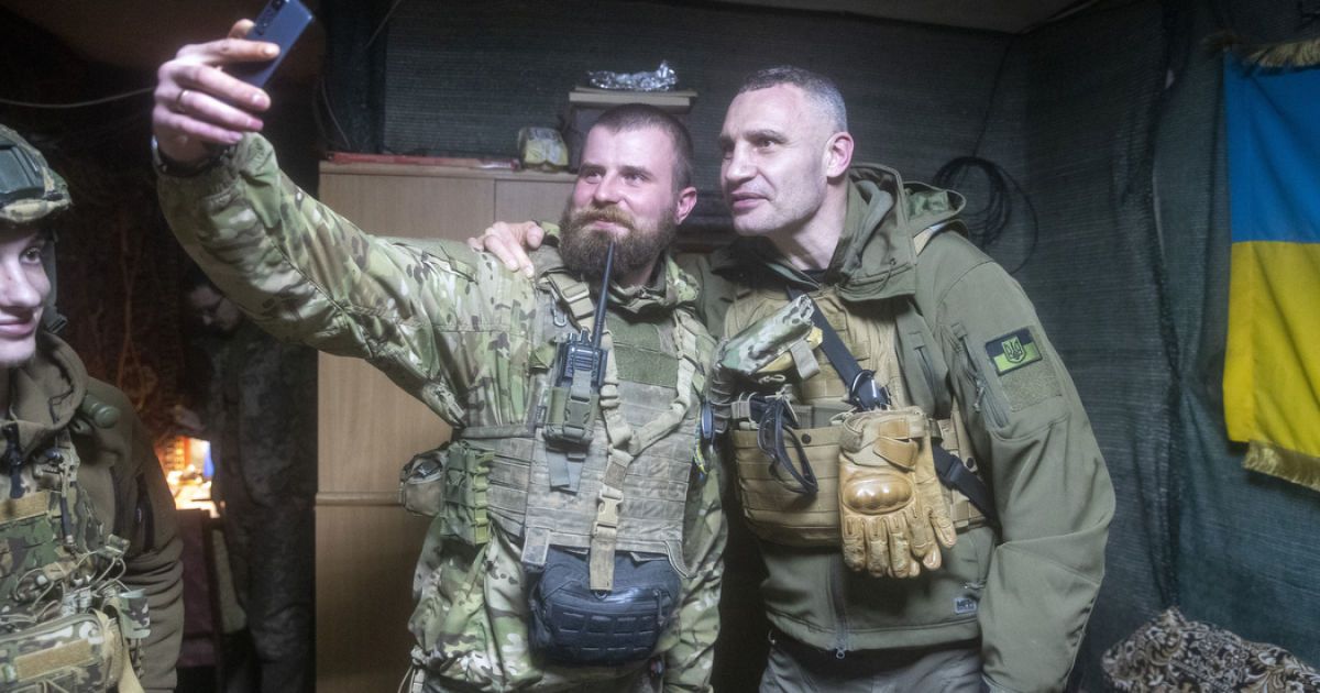 Виталий Кличко в очередной раз приехал на Донбасс на передовую – отвез бойцам дроны, системы РЭБ и броневик
