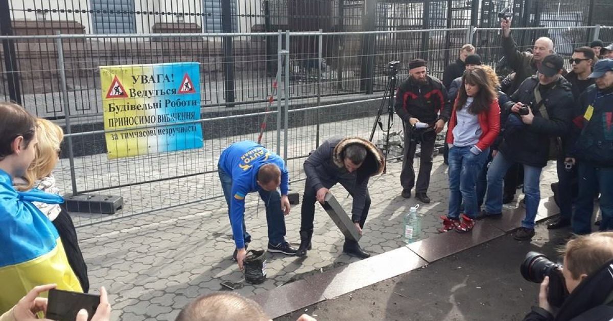 Автомайдановцы привезли к посольству надгробие с фото Путина / © facebook.com/automaidan