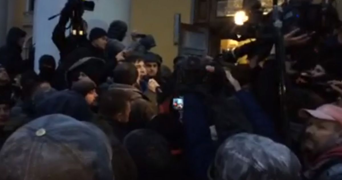 Возле Октябрьского дворца произошли столкновения между полицией и сторонниками Саакашвили
