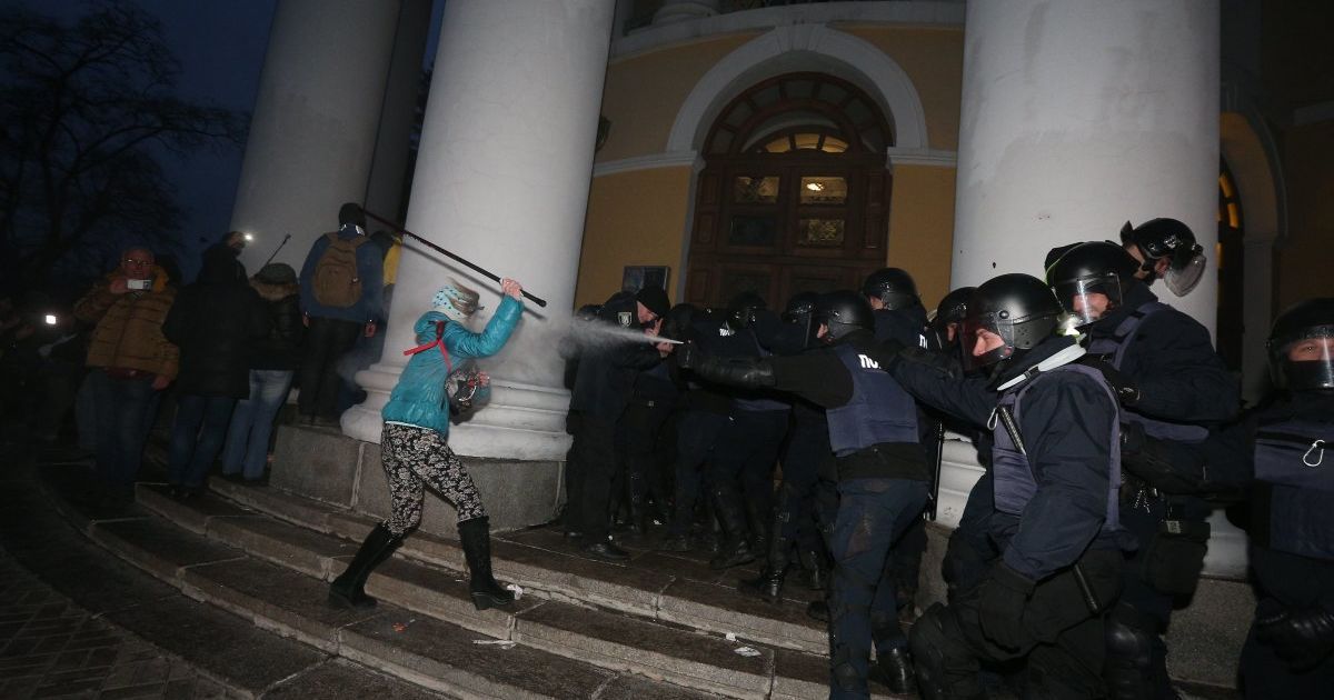 Потасовки возле Октябрьского дворца.