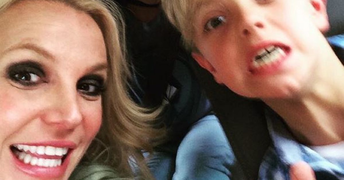 Бритни Спирс отдыхает на пляже с сыновьями