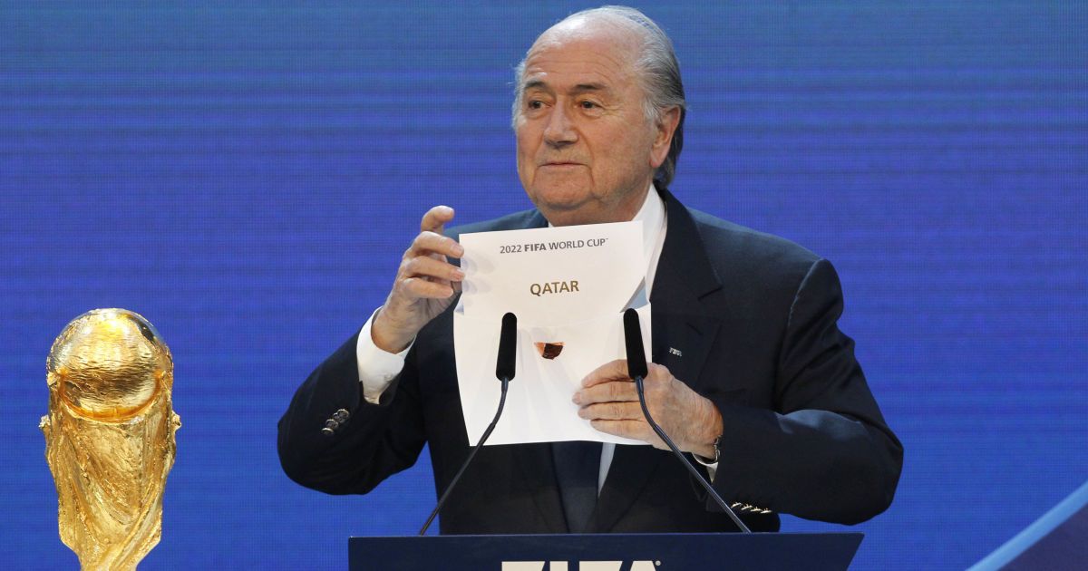 2010 рік. Зепп Блаттер оголошує Катар місцем проведення ЧС-2022.