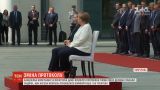 Ангела Меркель слушала государственный гимн сидя на фоне проблем со здоровьем