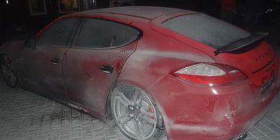 В Одесі невідомий кинув вибухівку під Porsche Panamera у автосалоні