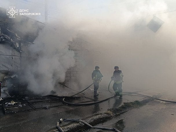 Ракетний удар РФ по Запоріжжю 18 серпня / © ДСНС