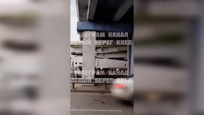 В Киеве под мостом застрял грузовик