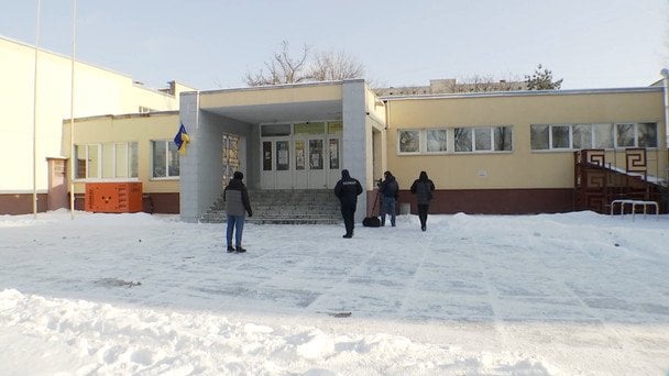 В одній зі шкіл Оболоні дев’ятикласник з ножем накинувся на вчительку історії та свого однокласника / © ТСН