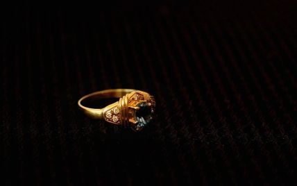 Лежав у шафі 30 років: перстень, колись придбаний чоловіком, виявився рідкісним артефактом