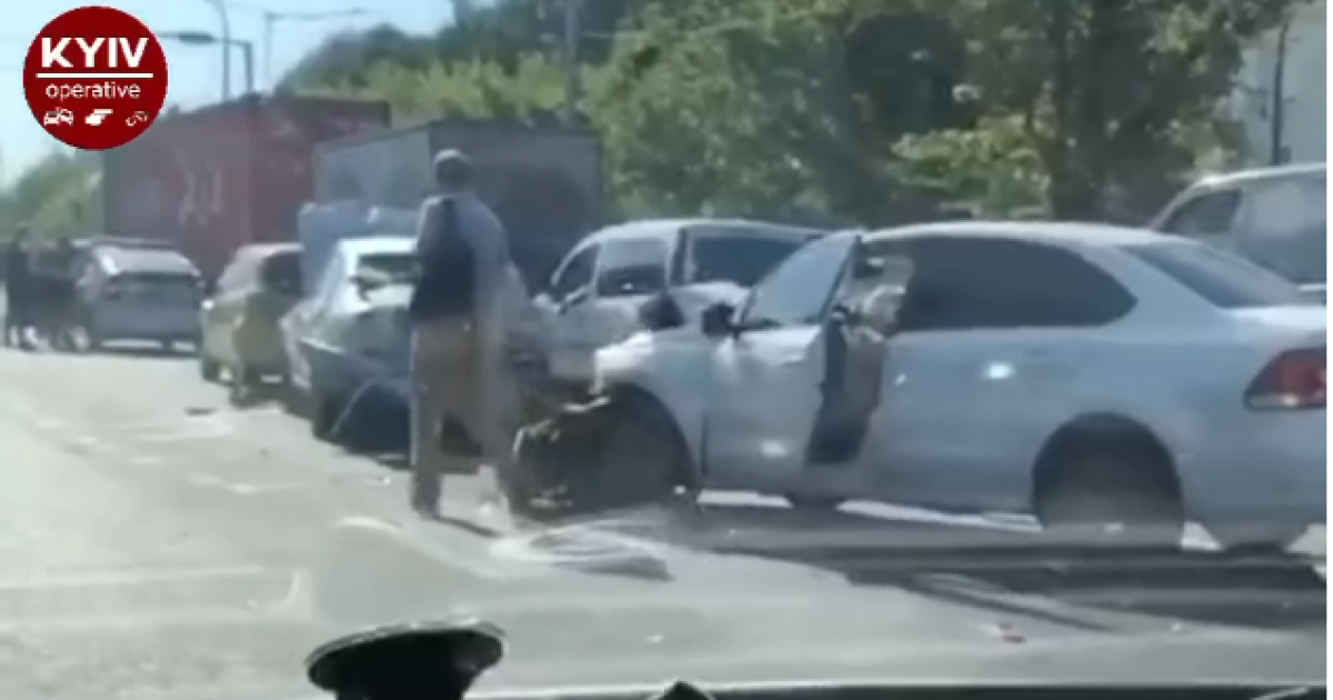 У Києві на Заболотного сталася потрійна ДТП: з'явилося відео