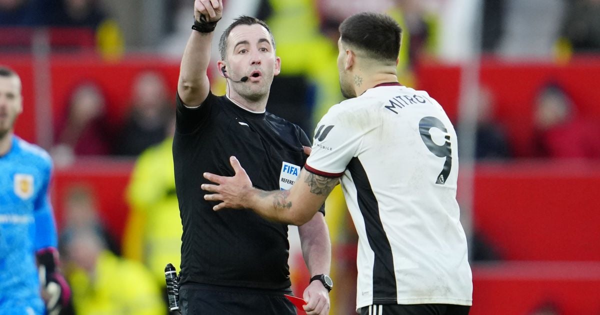 Вісім матчів "бану": лідер клубу АПЛ отримав суворе покарання за поштовх арбітра (відео)