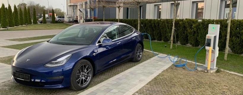 Украинец официально приобрел первую европейскую Tesla Model 3