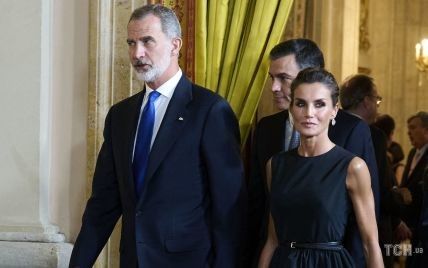 У пишній сукні та слінгбеках: ефектна королева Летиція зустрічала членів-учасниць саміту НАТО на прийомі в палаці