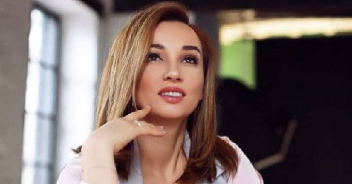 Анфиса Чехова "вместила" аппетитные формы в откровенный купальник