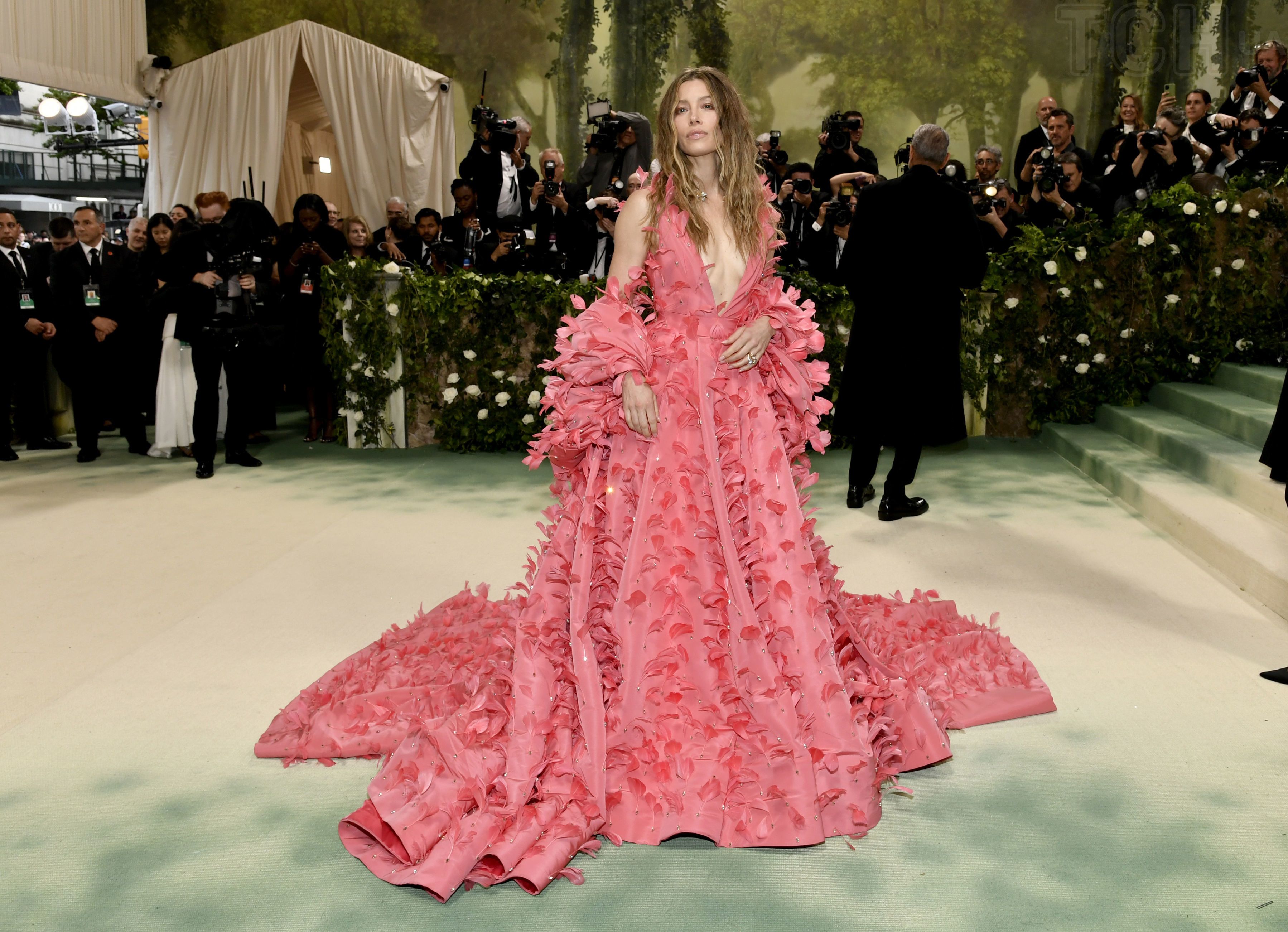 Джессика Бил надела яркое платье кораллового оттенка и пришла на Met Gala -  фото — Шоу-бизнес