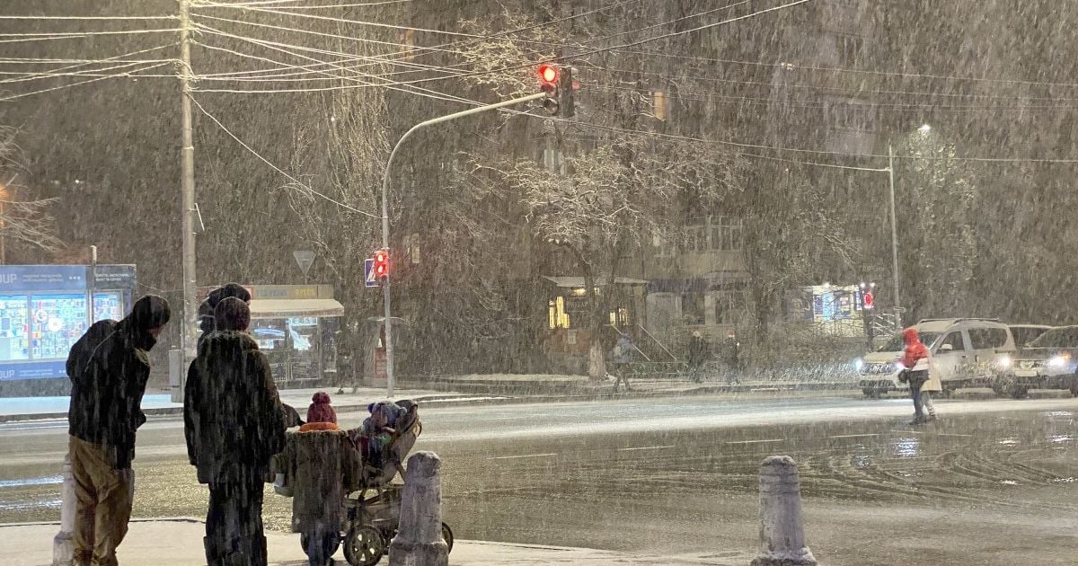 Шквальный ветер и мокрый снег оставили без света более сотни городов и сел: какие регионы в Украине пострадали