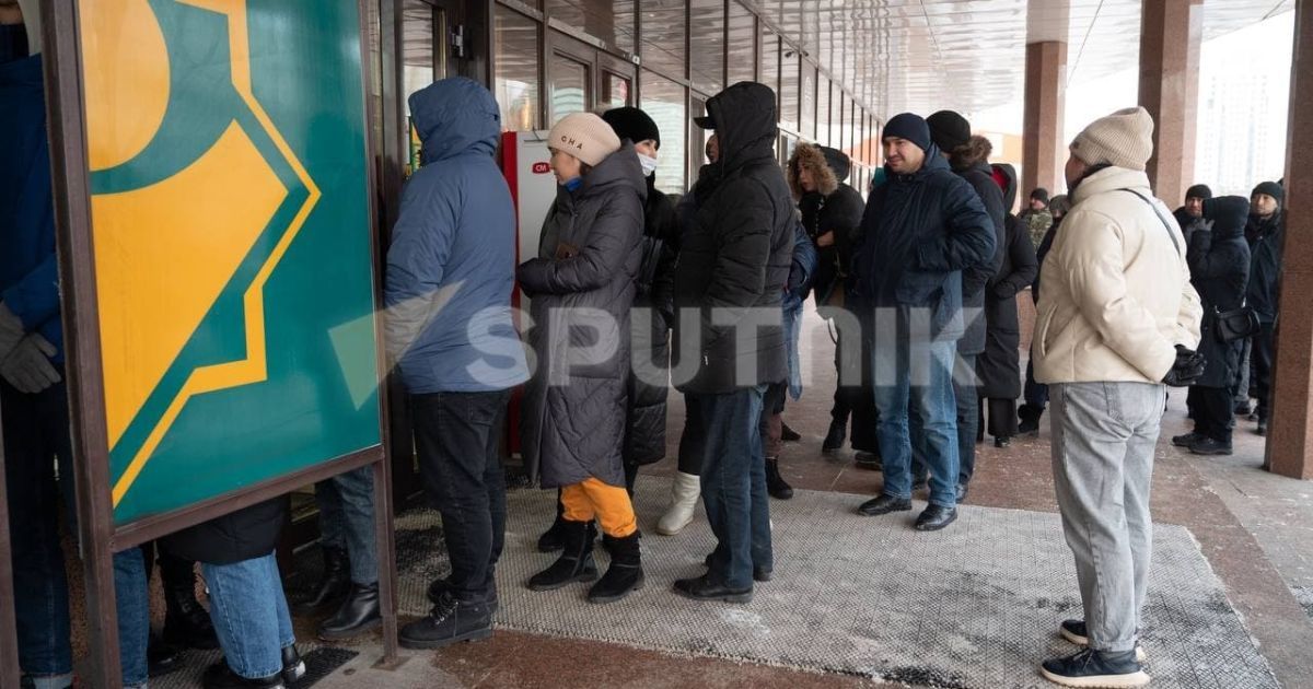Протести в Казахстані: у Нур-Султані люди "штурмують" єдине відділення банку, яке працює (фото)