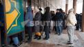 Протесты в Казахстане: в Нур-Султане люди "штурмуют" единственное работающее отделение банка (фото)