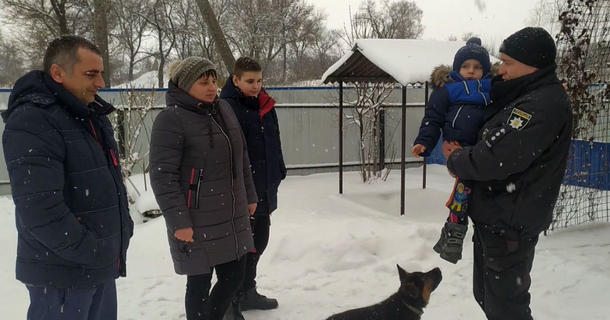 поліцейський врятував родину_4 / © Національна поліція України