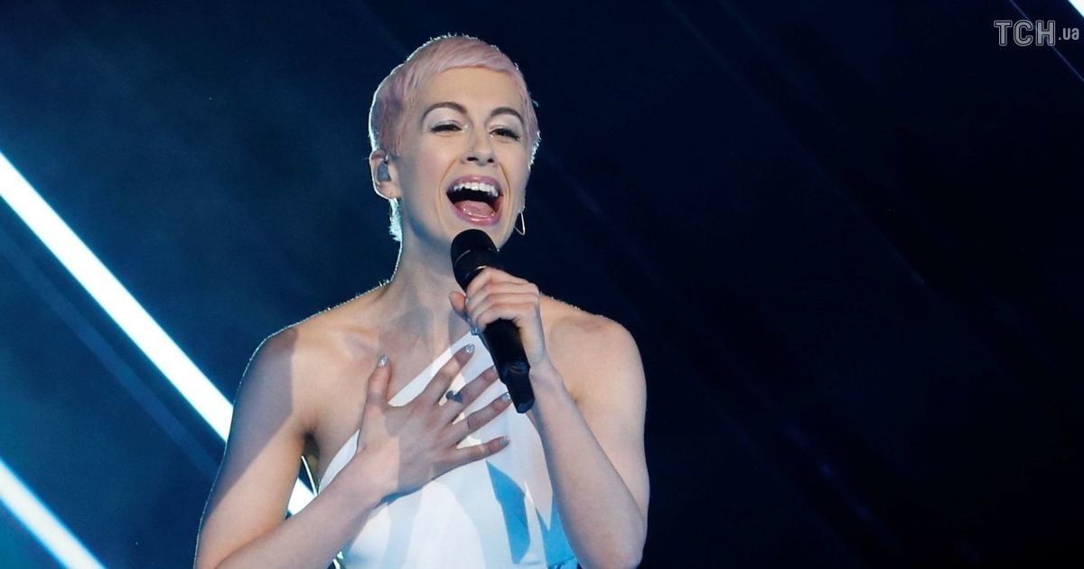 Во время выступления Великобритании на "Евровидении-2018" фанат выбежал на сцену и вырвал микрофон