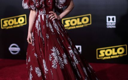 В кутюрном платье и с улыбкой: Эмилия Кларк на премьере "Хан Соло: Звездные Войны"