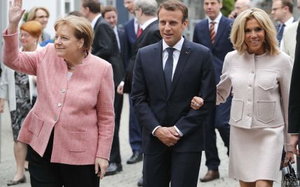 Дамы в Германии: Ангела Меркель в розовом жакете, Брижит Макрон в мини