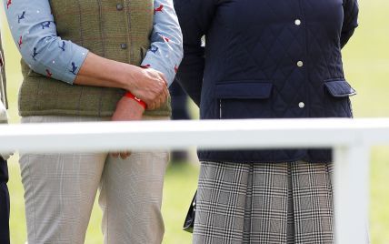 В стеганой куртке и в платке с цветочным принтом: королева Елизавета II в необычном образе посетила конные соревнования