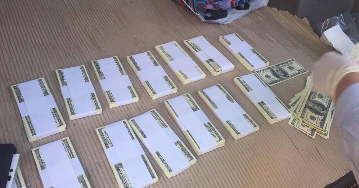 На Сумщине задержали НАБУшника, который требовал 300 тысяч долларов взятки