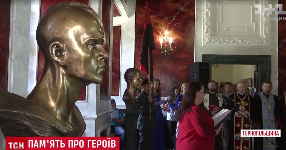 В историческом замке Збаража установили памятники самым молодым героям Небесной сотни