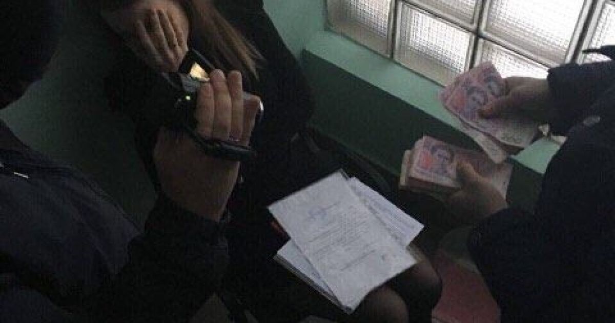 У Києві на хабарі затримали посадовця Департаменту земресурсів КМДА